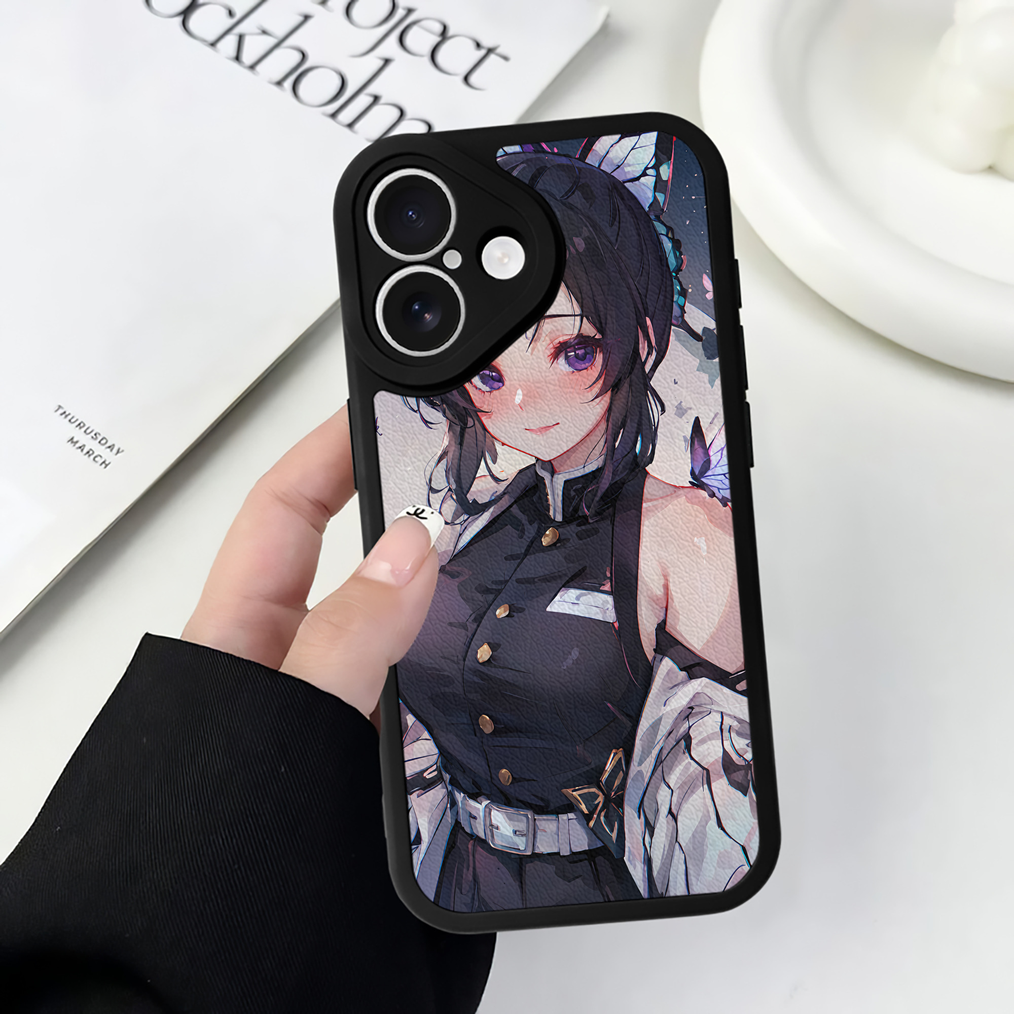 （画像用） 鬼滅の刃（きめつのやいば）蟲柱-胡蝶 しのぶ／こちょう しのぶ Kochou Shinobu 【iPhone 16シリーズ対応】シリコンスマホケース（レザー調） 材質：シリコン